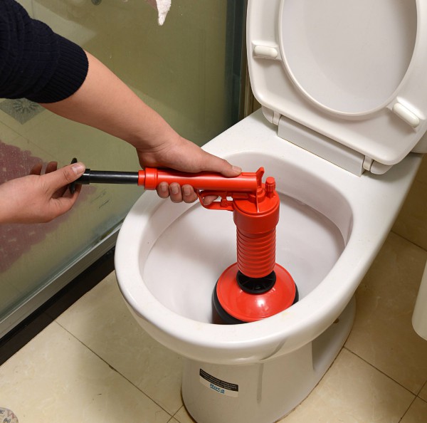 馬桶堵了該怎么辦 馬桶堵了如何自己快速疏通(圖2) 馬桶堵了該怎么辦 馬桶堵了如何自己快速疏通(圖2)