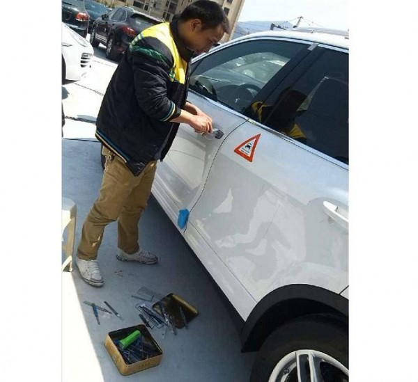 汽車遙控器開鎖燈亮鎖打不開怎么辦 汽車怎么開鎖(圖3) 汽車遙控器開鎖燈亮鎖打不開怎么辦 汽車怎么開鎖(圖3)