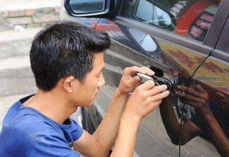 汽車遙控器開鎖燈亮鎖打不開怎么辦 汽車怎么開鎖(圖2) 汽車遙控器開鎖燈亮鎖打不開怎么辦 汽車怎么開鎖(圖2)