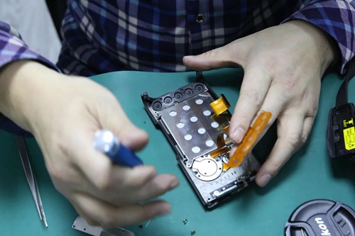 索尼數碼相機電池怎么取