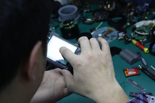 數碼相機鏡頭伸縮怎么調焦